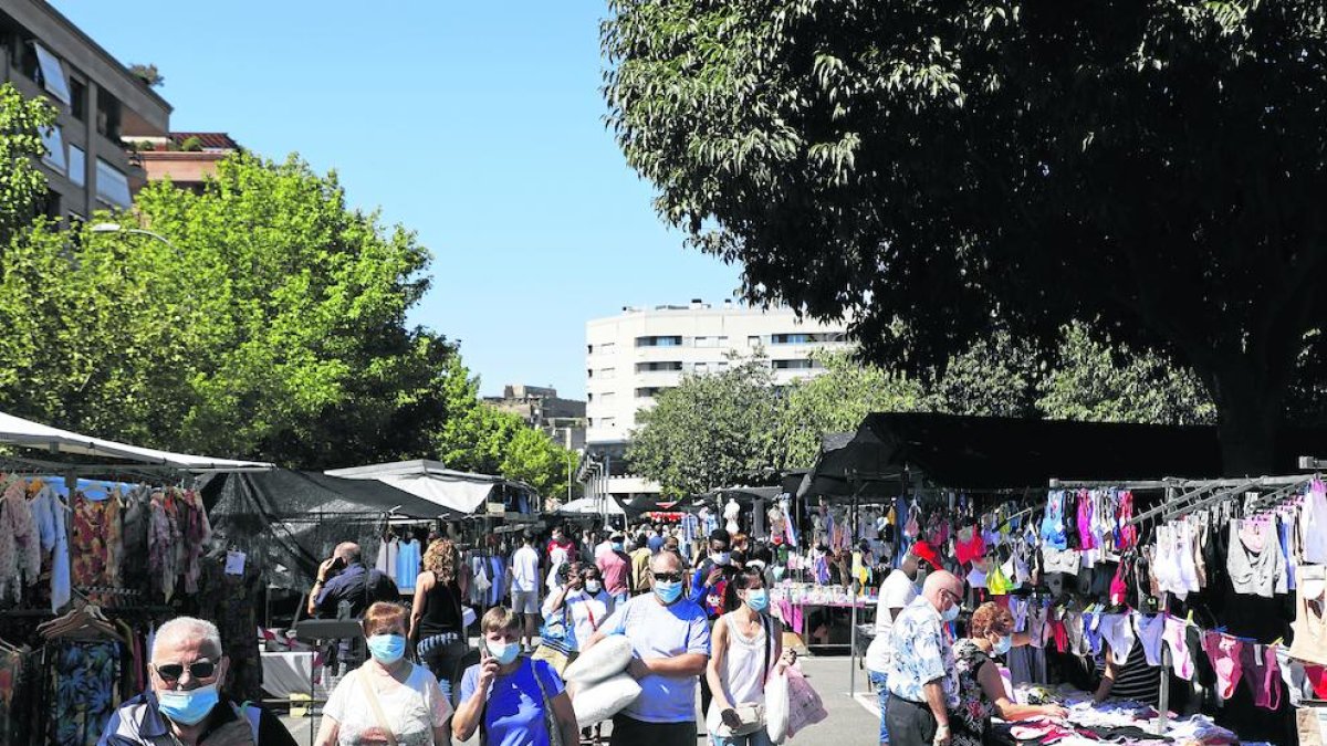 La vuelta del mercadillo de ropa provocó que muchos leridanos fueran a la busca de ofertas.