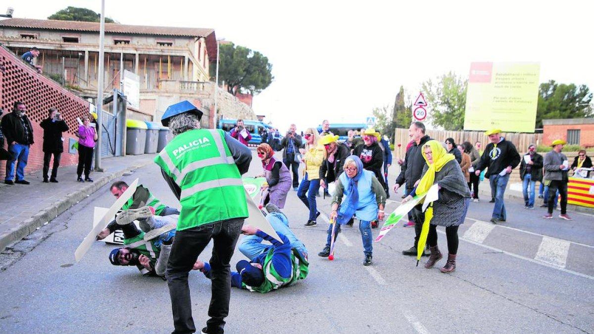 Los CDR de Lleida hacen una representación del 1-O -  Miembros de los Comités de Defensa de la República se concentraron ayer por la tarde en el barrio de Pardinyes de Lleida para reproducir de manera cómica los enfrentamientos que hubo entre c ...