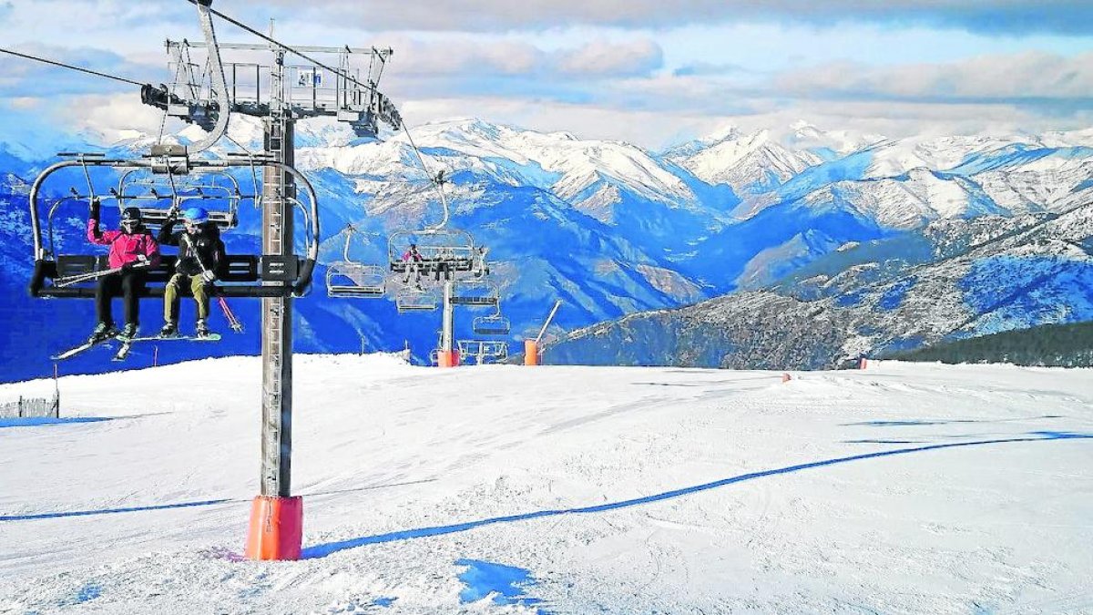 Esquiadores ayer en la estación de Port Ainé, en el Pallars Sobirà.