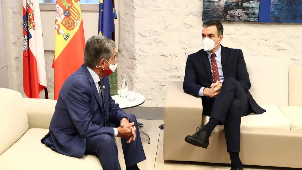 El president del Govern espanyol, Pedro Sánchez (dreta), durant la seua trobada amb el president càntabre, Miguel Ángel Revilla, a Comillas, Santander, aquest divendres.