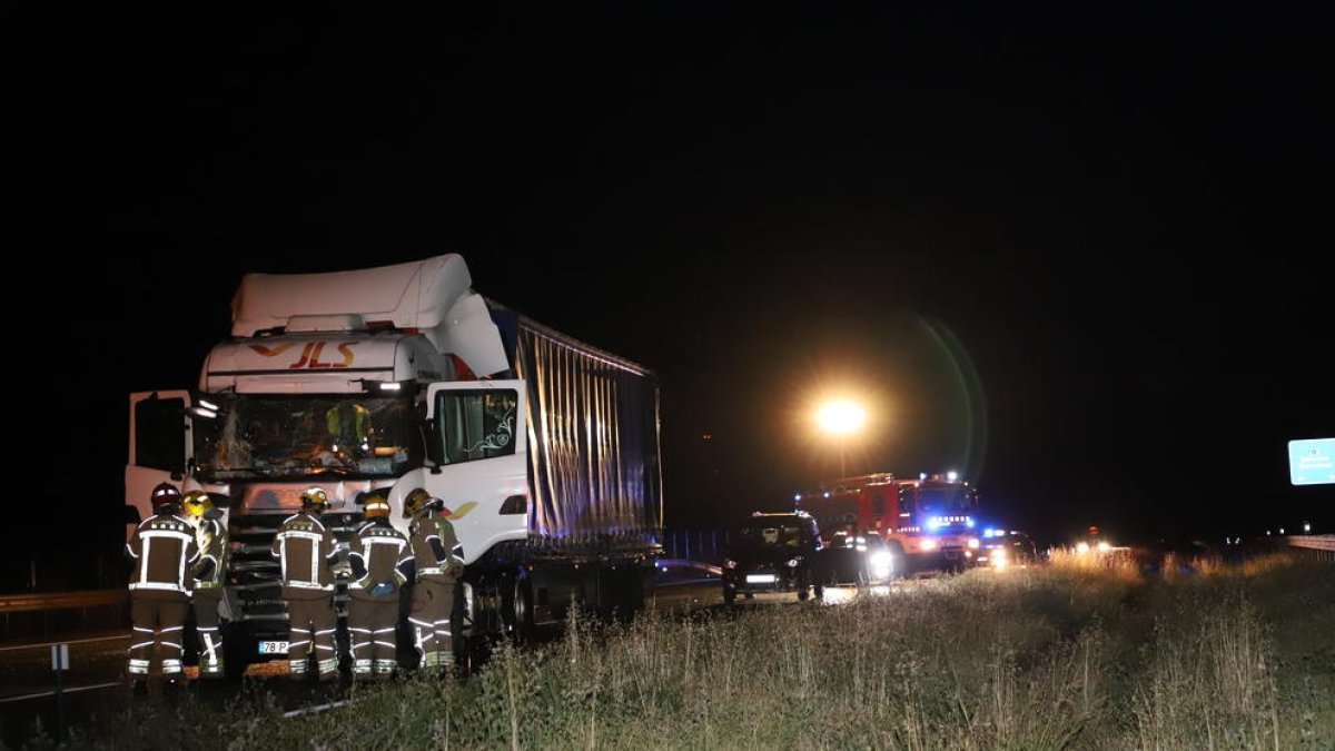Dos camions van col·lidir a l’autovia a Lleida divendres a la nit.