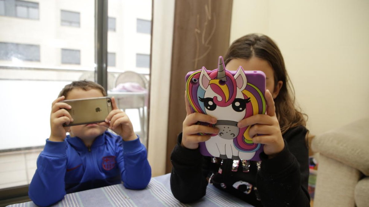 El inicio del uso de móviles y tabletas cada vez es a edades más tempranas.