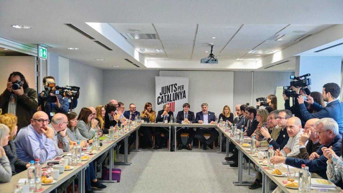 Momento de la reunión celebrada ayer en Bélgica con Torra y Puigdemont a la cabeza.