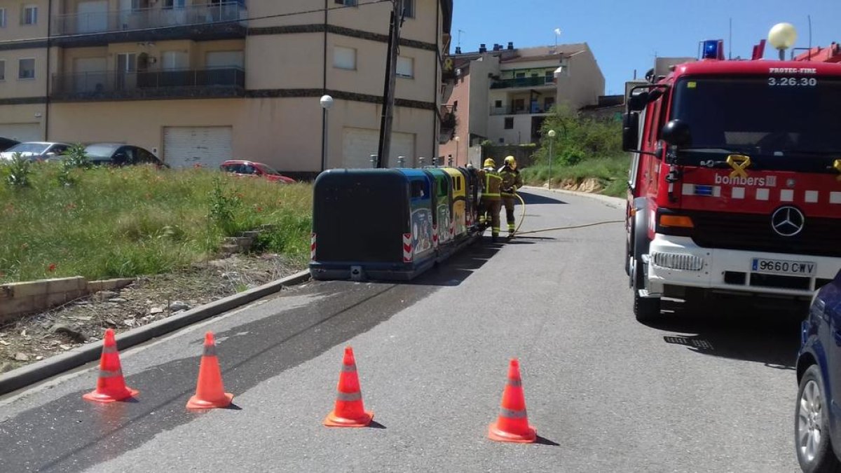 Imatge de l’incendi d’un contenidor a Ponts.