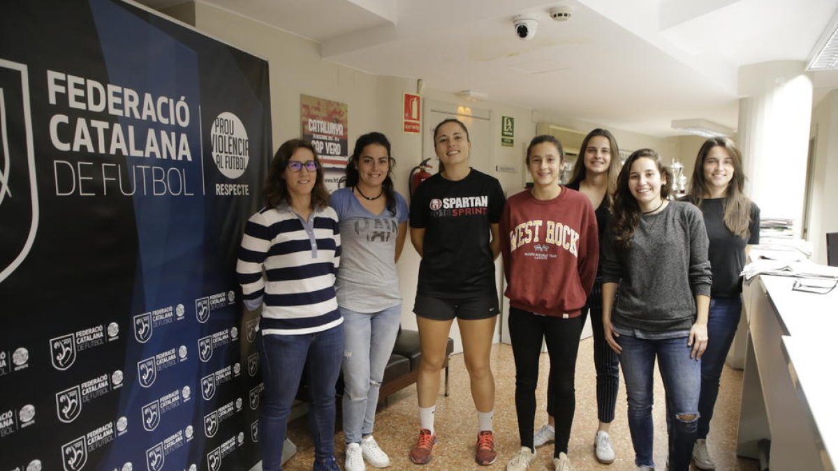 Alba Jové i Iria Pujol, primera i segona per l’esquerra, al costat de les companyes del comitè de Lleida.