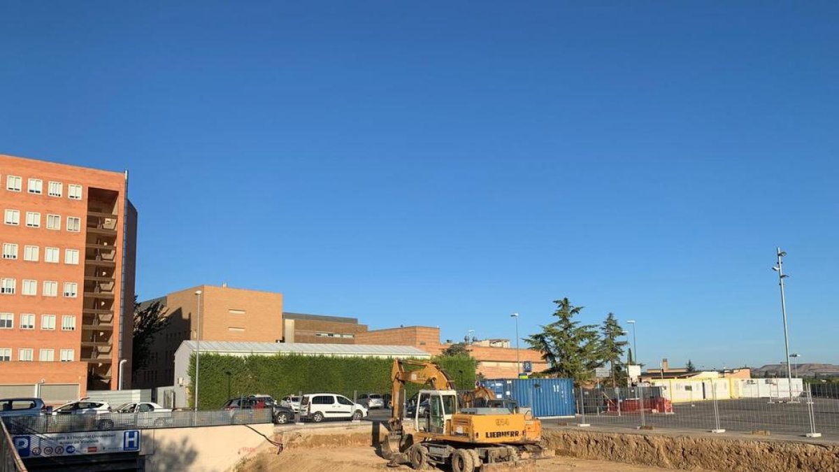 La pandemia ha obligado al Govern a construir un nuevo edificio hospitalario junto al Arnau.