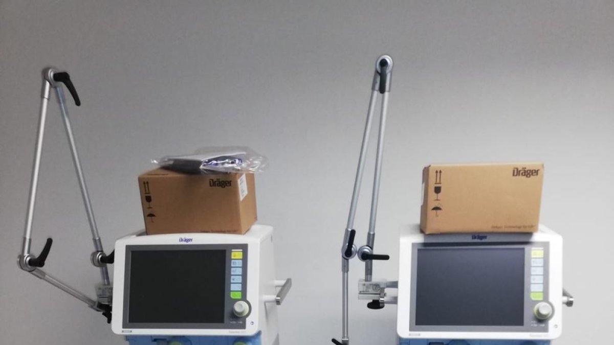 Dos de los diez respiradores que ha recibido el Arnau de Vilanova del ministerio de Sanidad.