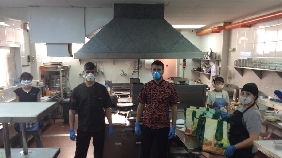 Personal del Club Majèstic, treballant ahir a la cuina