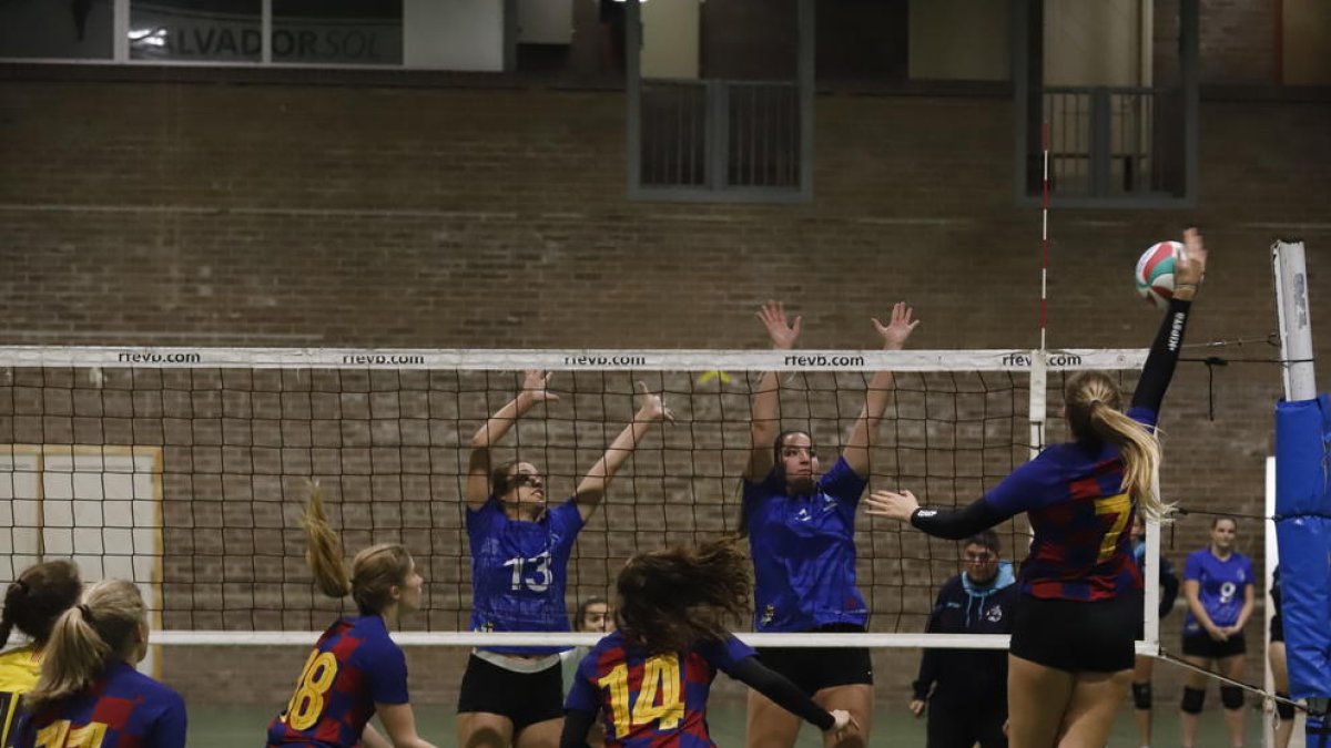 Una jugada del partit d’ahir entre el CECELL i el Barça U20.