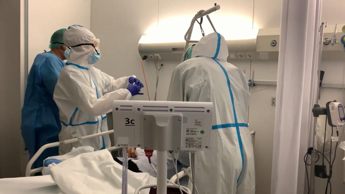 Imágenes extraídas del vídeo de la Paeria, con sanitarios atendiendo a enfermos de Covid en el hospital Arnau de Vilanova.