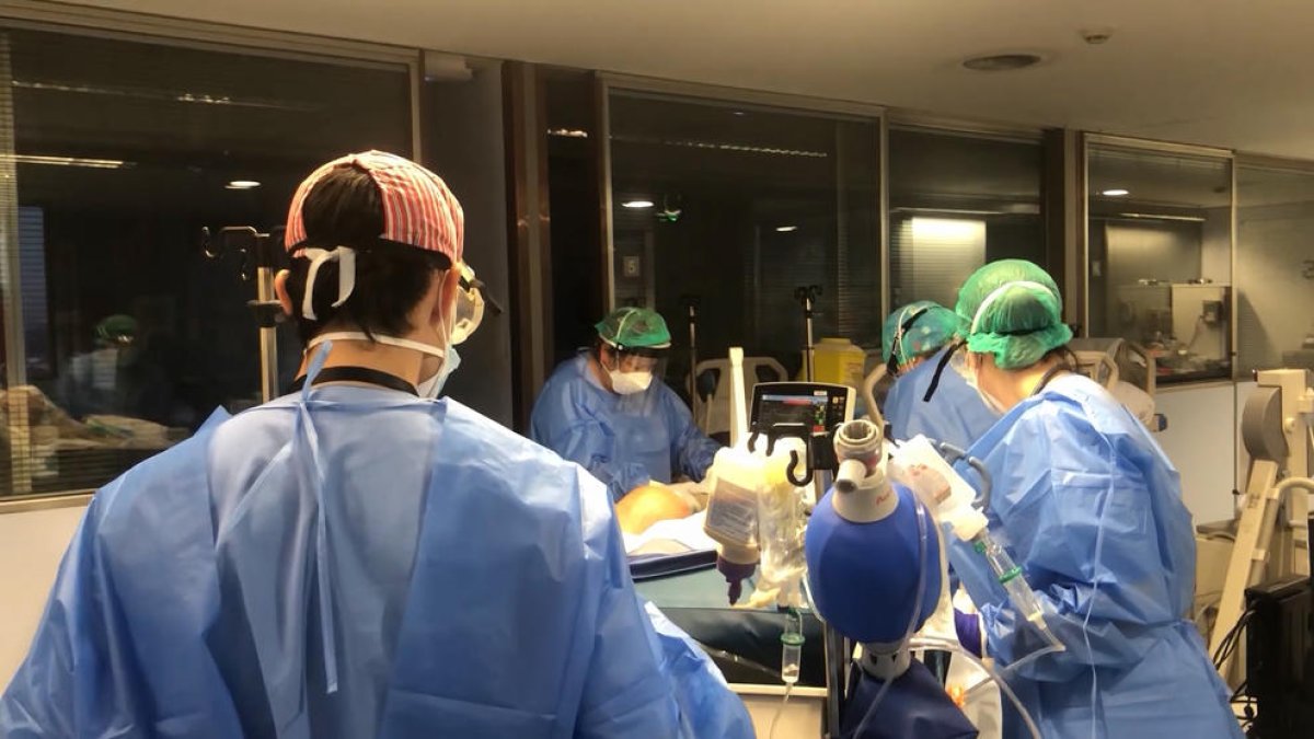 Imatges extretes del vídeo de la Paeria, amb sanitaris atenent malalts de Covid a l’hospital Arnau de Vilanova.