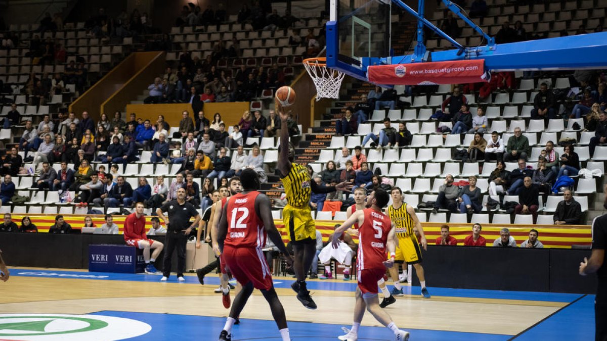 Una acció del partit d’ahir entre el Pardinyes i el Girona.