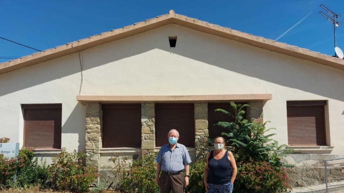El alcalde de Cubells, Josep Regué, y la concejala Mi. Àngels Tolosa delante de una de las casas que ofrece el ayuntamiento a las familias recién llegadas.
