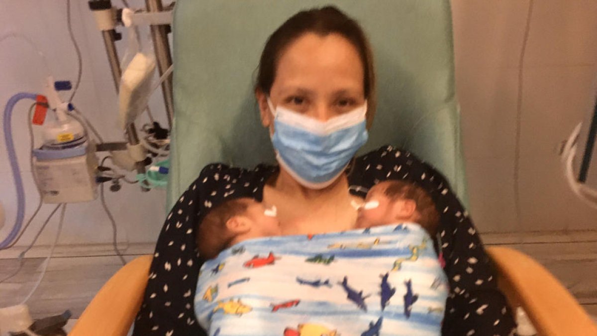 Sanitaris extreuen mostres en una residència de Canet de Mar per sotmetre-les a la prova PCR, ahir.