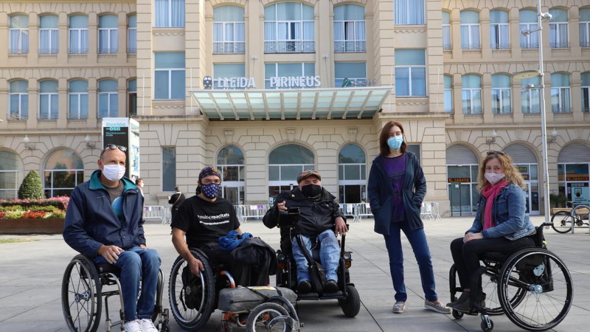 Heras (segon per l’esquerra) ahir amb membres d’Aspid.