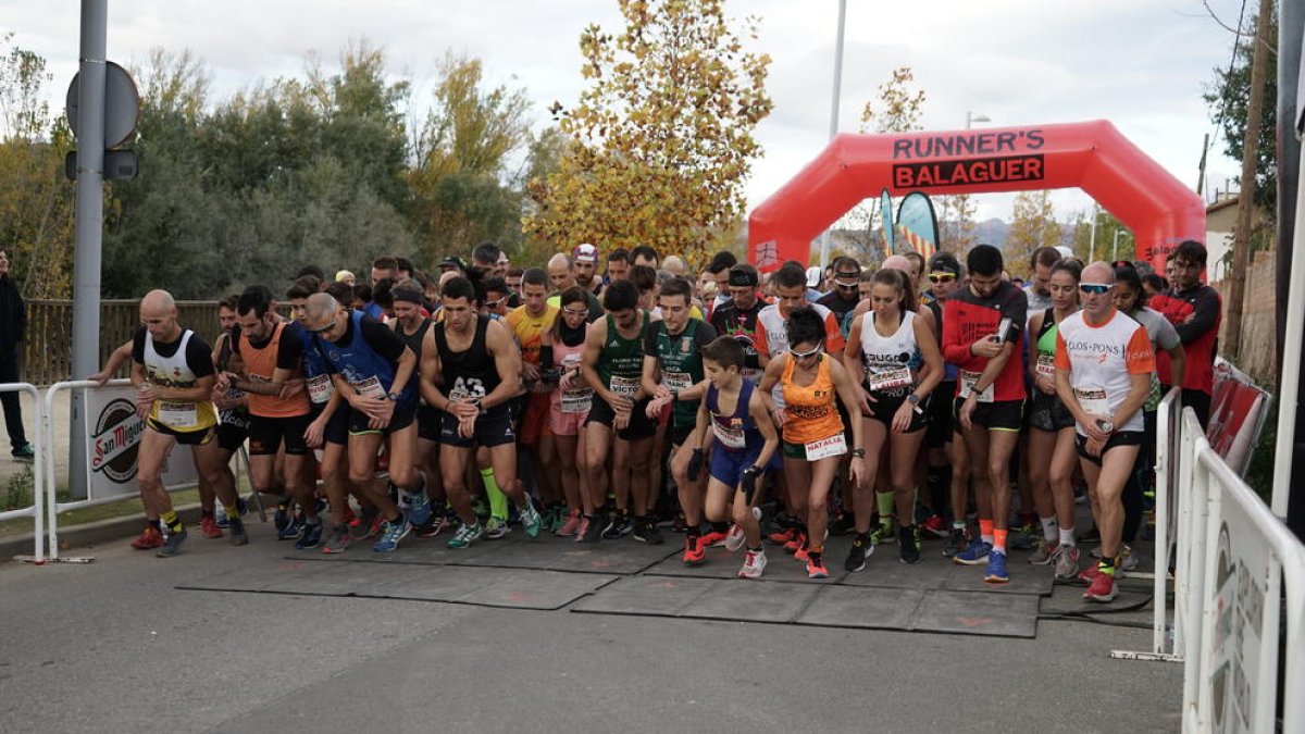 Los participantes de la Cursa del Sant Crist en el momento de la salida de la prueba.