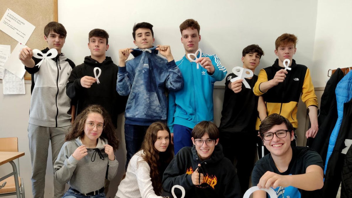 Alumnos del INS Caparrella se sumaron a la iniciativa de Afanoc “Fes un llaç” con motivo del Día Mundial contra el Cáncer.