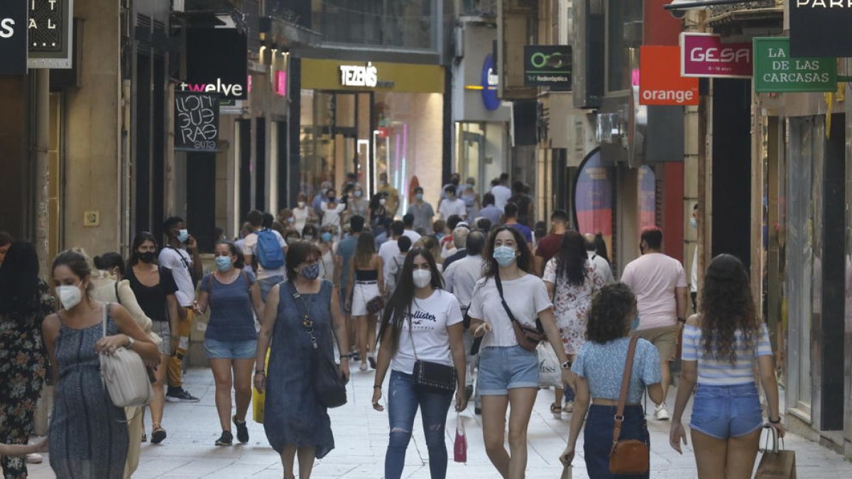 La calle Major ayer por la tarde presentó una buena afluencia de gente a pesar del calor.