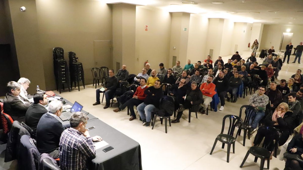 Asamblea extraordinaria de ayer de la Fecoll con representantes de las peñas.