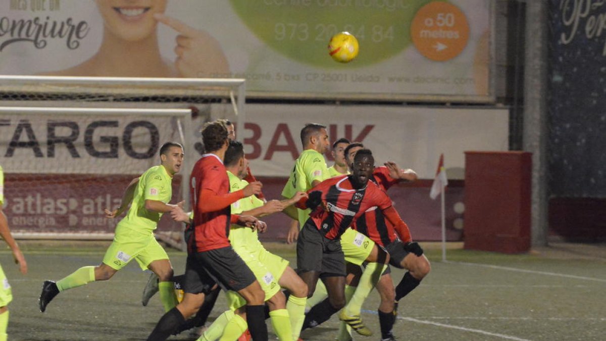Cheikh prova de rematar l’esfèric malgrat el cúmul de jugadors a l’àrea.