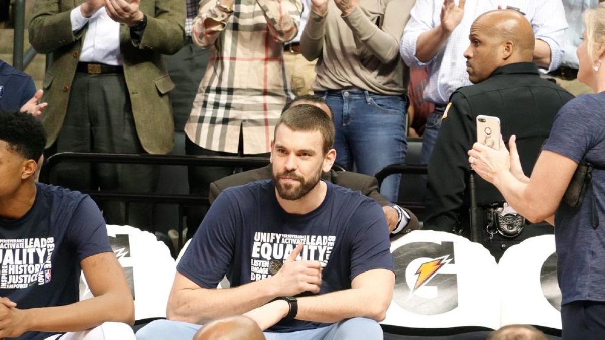 Marc Gasol, assegut a la grada a l’últim partit de Memphis.
