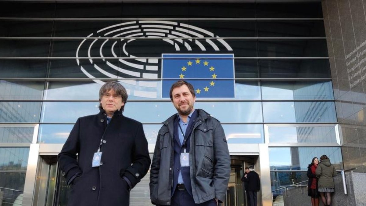 Puigdemont i Comín, ahir, després de recollir l’acreditació permanent com a eurodiputats a la seu del Parlament Europeu a Brussel·les.