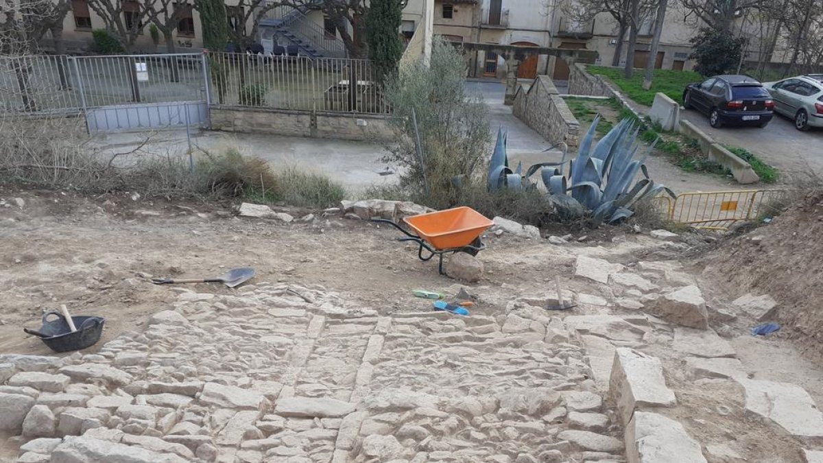 Les “sorpreses” - El Museu Tàrrega Urgell va anunciar ahir a les xarxes socials que han trobat “sorpreses que semblen medievals” en l’excavació que porten a terme a la falda del castell de la capital de l’Urgell. L’equipament cultur ...