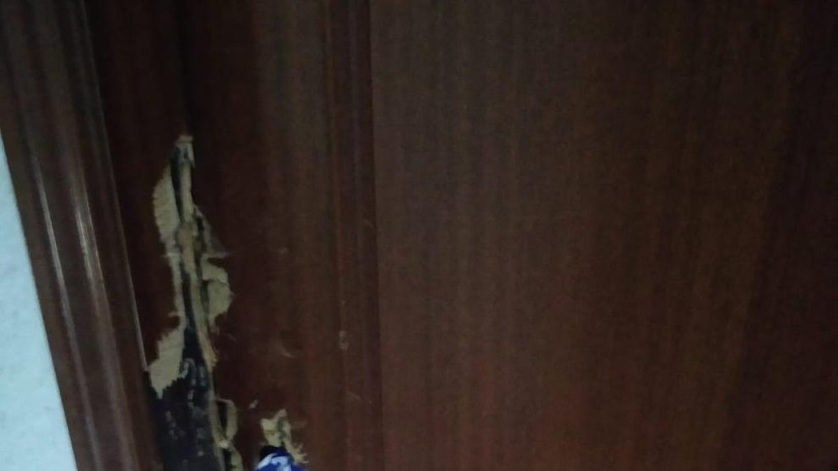 Imatge de la porta forçada pels okupes.