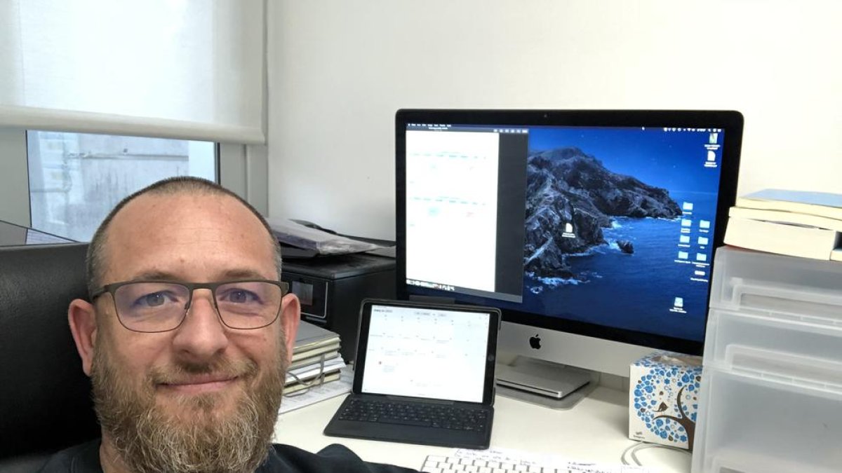 Vicenç Raluy, psicólogo del Vila-sana y otros equipos, en su despacho de Salou.