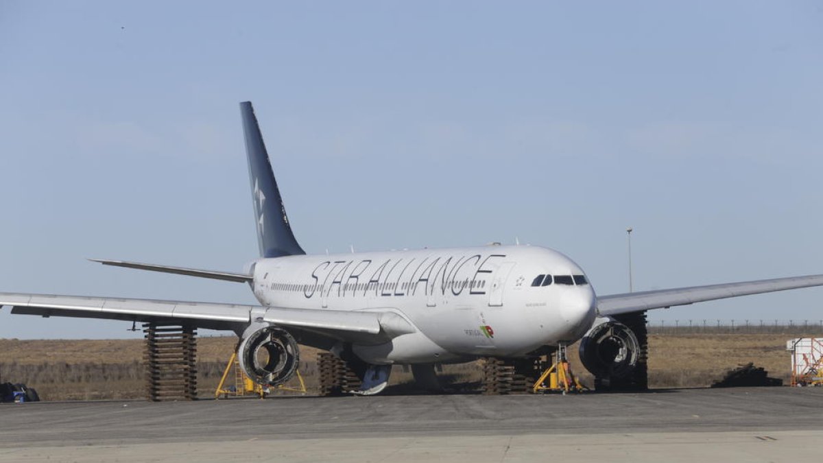 El Airbus de sesenta metros de longitud, sin motores ni tren de aterrizaje y descansando sobre soportes en el parking de Aeronpark.