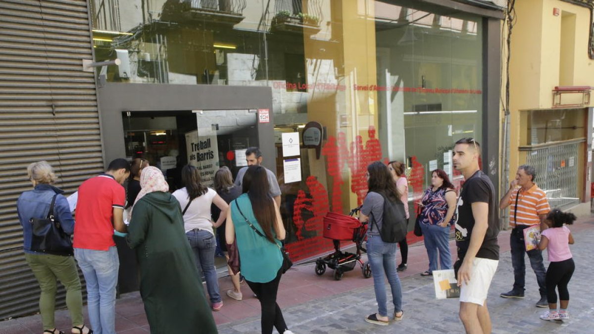 Ciutadans fent cua l’any passat per demanar una ajuda al lloguer.