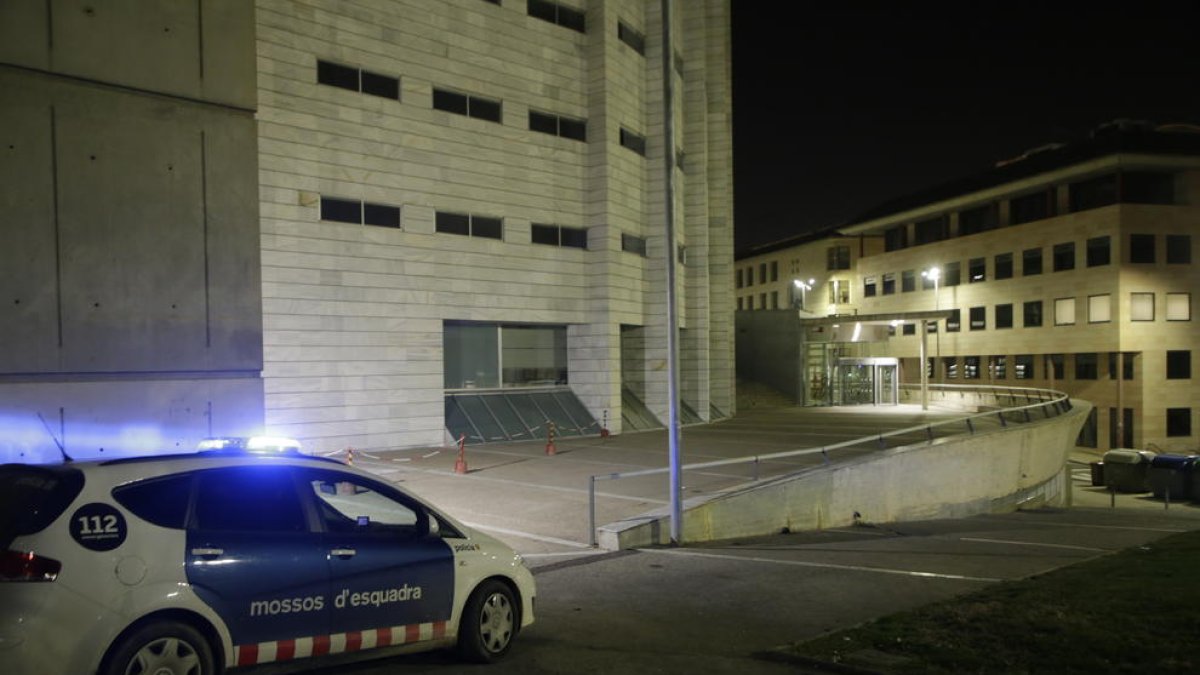 Una patrulla dels Mossos d’Esquadra vigilava la porta dels jutjats de Lleida, ahir.