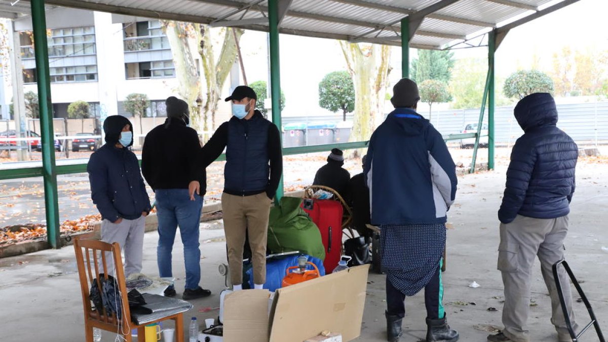 Els sensesostre, ahir als Camps Elisis amb un membre de Junts Sumem.