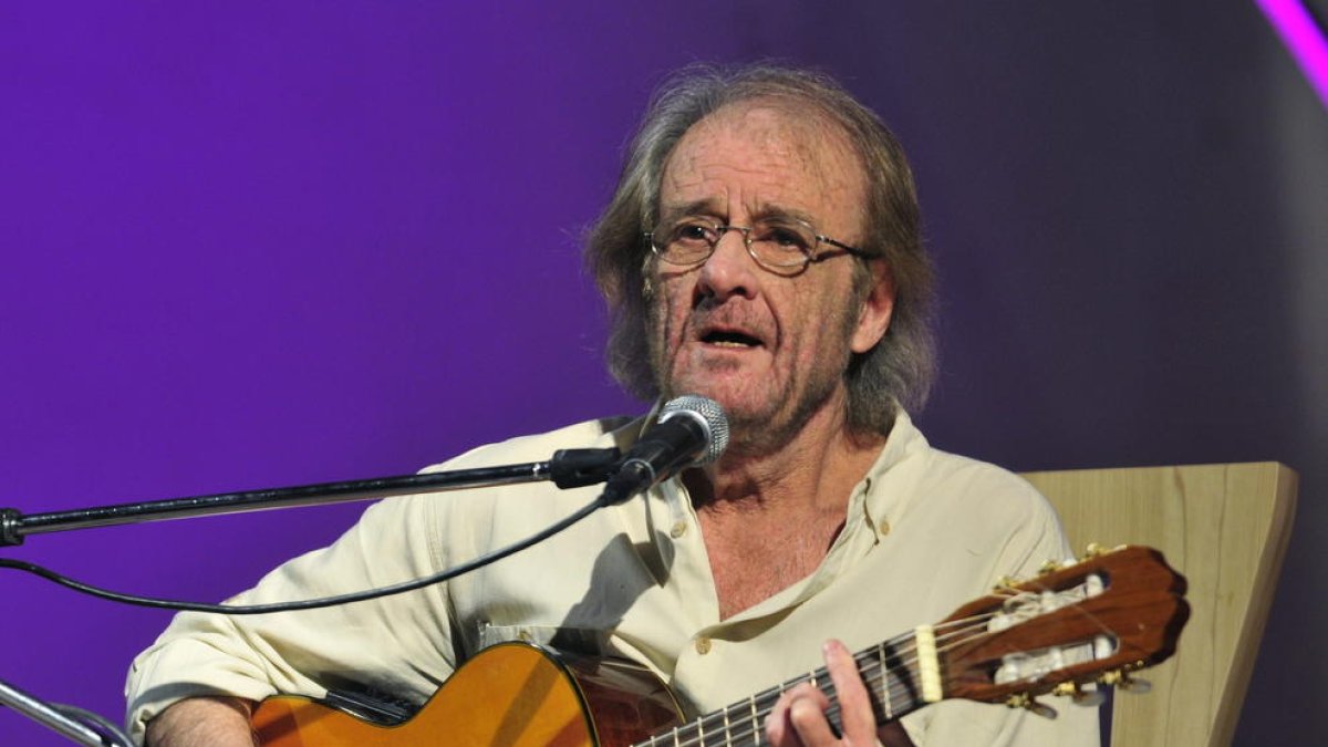 Imagen de archivo del polifacético artista Luis Eduardo Aute durante una actuación.