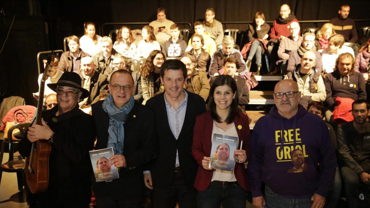 Sergi Sol, entre Miquel Pueyo y Marta Vilalta, presentó ayer su libro en el Teatre de l’Escorxador.