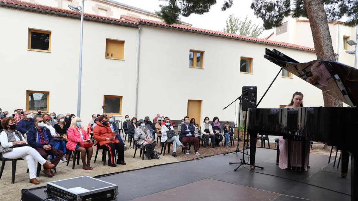 La pianista Laura Farré ofreció su concierto en los jardines de Santa Clara.