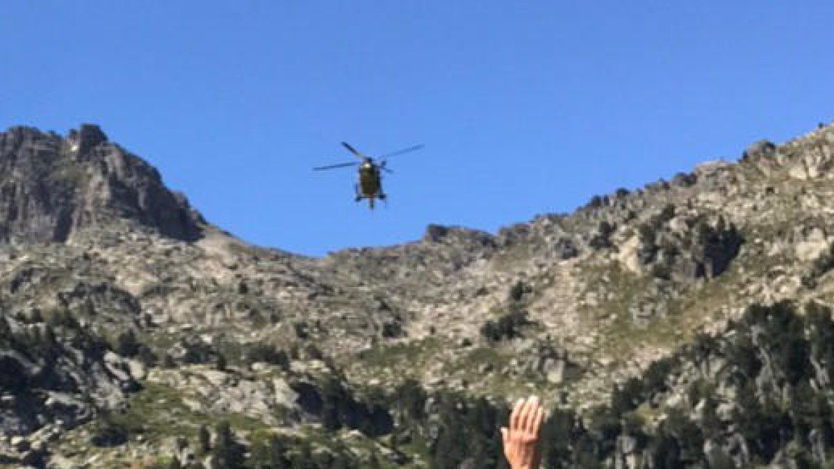 Un bombero en uno de los rescates de la jornada de ayer.