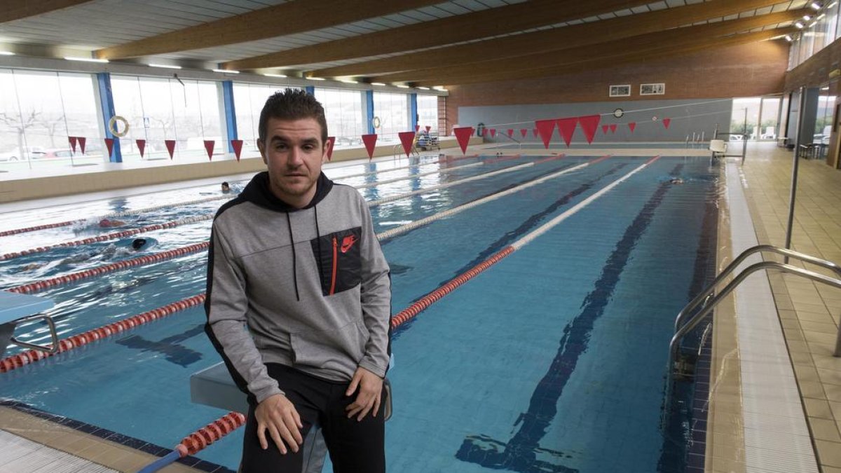 Imatge d’Isidre Purroy a la piscina de Cervera.