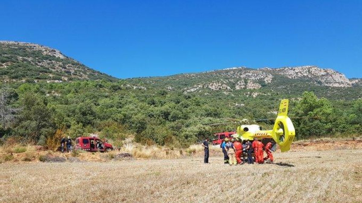 Imagen del rescate del motorista herido ayer en una pista forestal de Peramola.