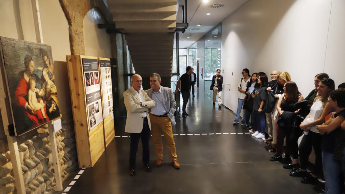 Ximo Company i el director del museu, Josep Giralt, ahir al costat de la tela restaurada pel CAEM.