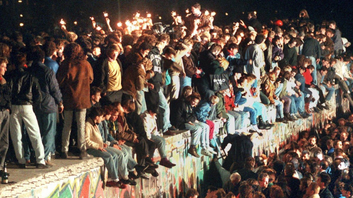 Imagen de la noche del 9 de noviembre de 1989 de la celebraciones por la apertura del muro que dividía Berlín en dos.