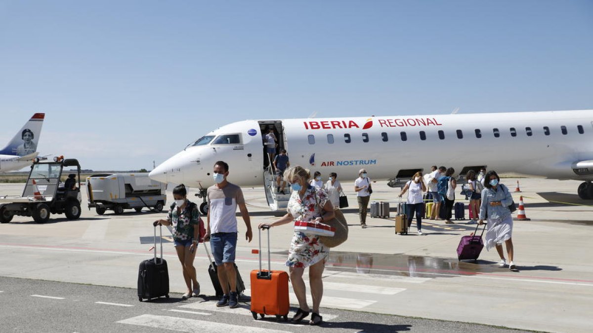 Imagen del viernes de los primeros pasajeros llegados de Palma.