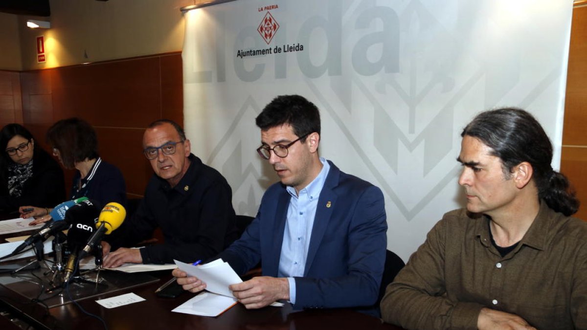 L'alcalde de Lleida, Miquel Pueyo, i els tinents d'alcalde Toni Postius i Sergi Talamonte, en la roda de premsa sobre el tancament de l'exercici fiscal.