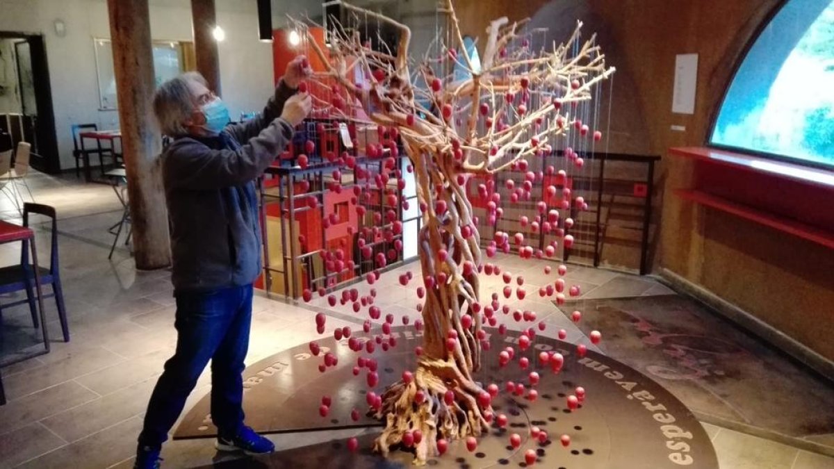 Ramon M. Teixidó Camí, esta semana ultimando una de sus obras en la bodega.