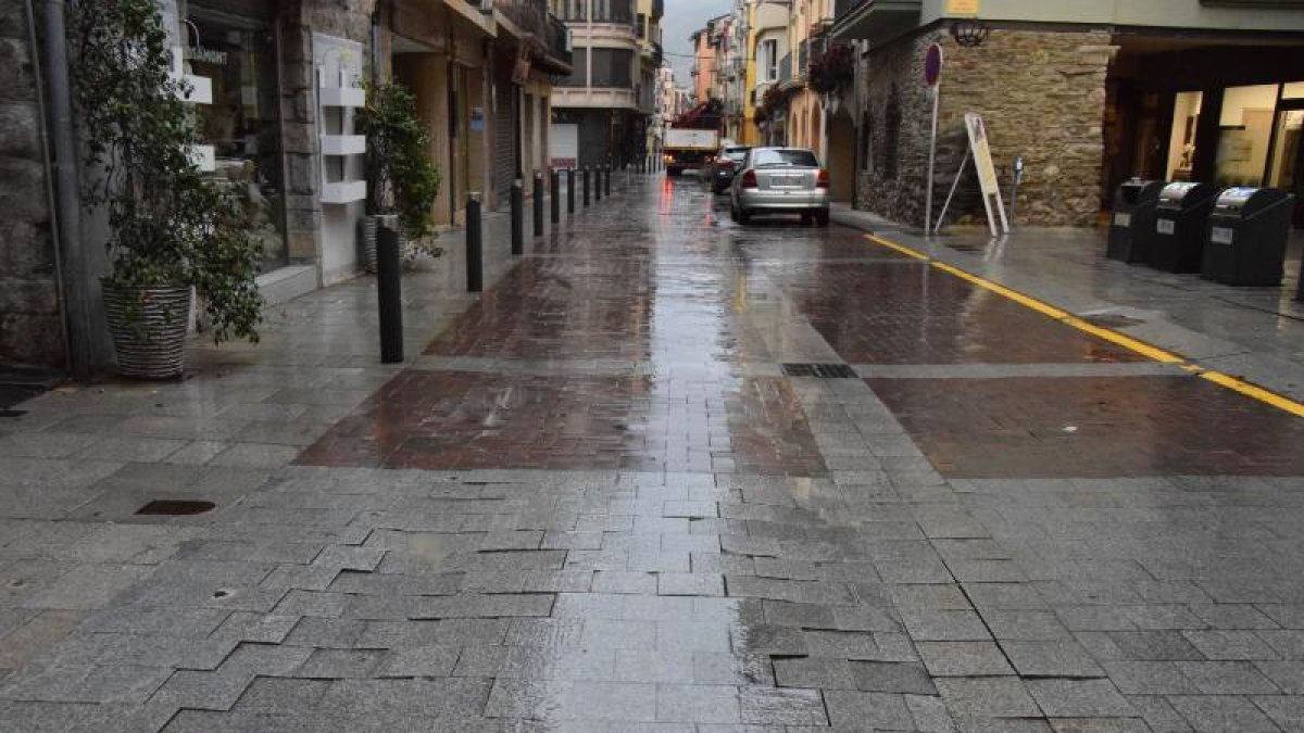 Les llambordes d’alguns trams del carrer Major estan enfonsades.