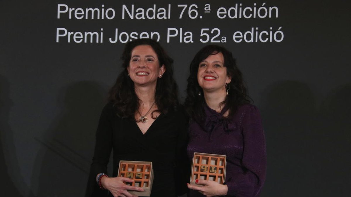Les escriptores Ana Merino i Laia Aguilar, ahir, al rebre el Nadal i el Josep Pla, respectivament.