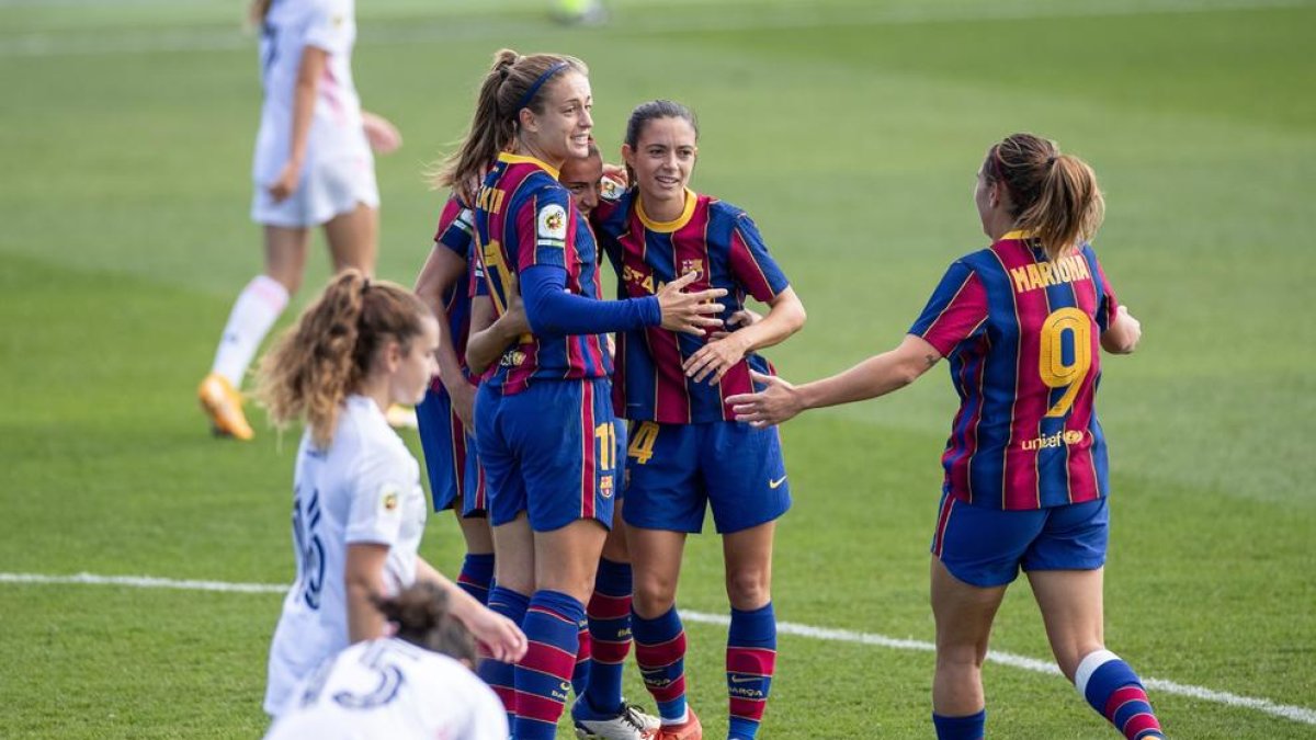 Les jugadores del Barça celebren un dels quatre gols que van marcar a Valdebebas.
