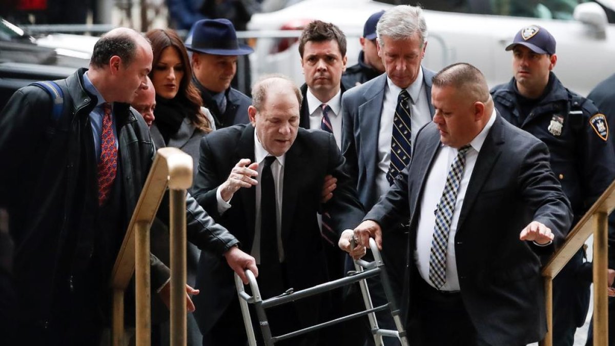 El productor de cine Harvey Weinstein, ahir, a l’arribar al tribunal de Nova York que el jutja.
