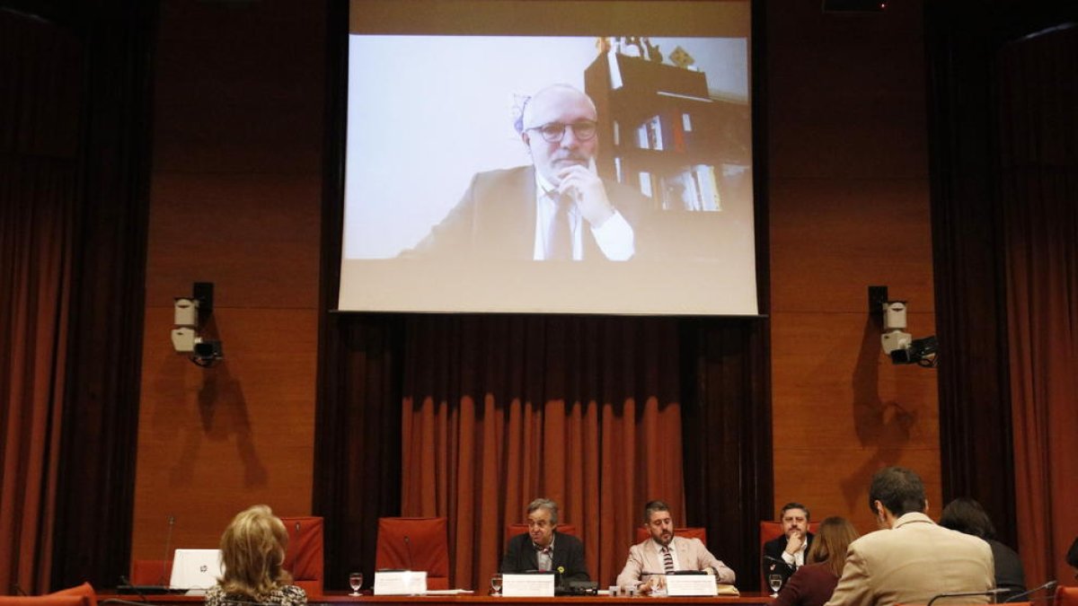Intervención de Lluís Puig en el Parlament por videoconferencia.