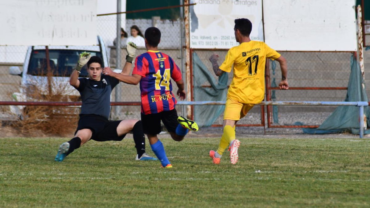 El portero del Vilanova de la Barca intenta frenar una acción ofensiva del Alcoletge.